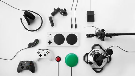 La Manette Adaptative Xbox, conçue pour améliorer l'expérience de jeu des personnes en situation de handicap, sera disponible d'ici à la fin 2018. (MICROSOFT)