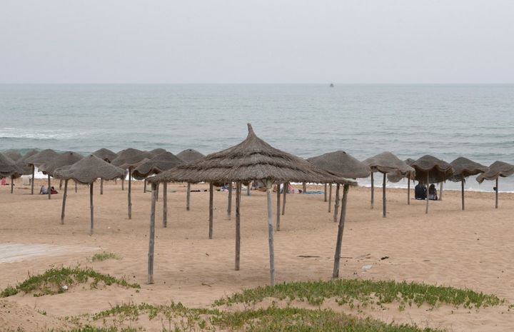 Une plage de la banlieue de Tunis déserte le 16 mai 2020.&nbsp; Le tourisme tunisien subit de plein fouet l'épidémie du coronavirus. (FETHI BELAID / AFP)