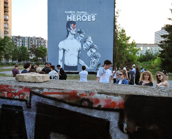 Une immense fresque de Bowie au centre de Sarajevo
 (Elvis Barukcic/AFP)