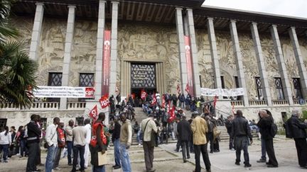 Plusieurs centaines de personnes sans papier occupent la Cité de l'Immigration à Paris (7-10-2010) (AFP - THOMAS SAMSON)