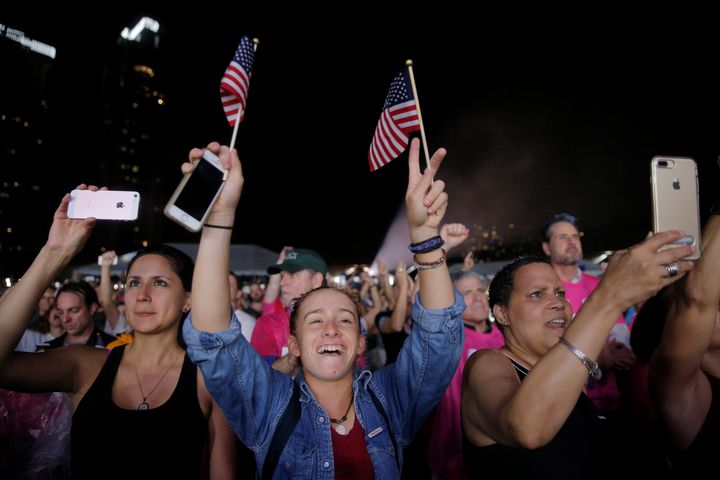 Le public lors du concert de Jennifer Lopez en soutien à Hillary Clinton, le 29 octobre à Miami (BRIAN SNYDER / REUTERS)