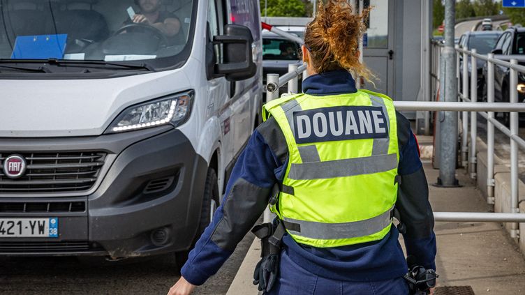 Doubs : les douaniers découvrent un arsenal de guerre chez un retraité