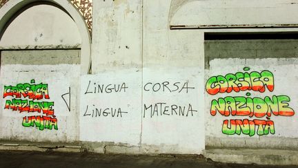 Des slogans autonomistes corses sur un mur. Illustration (MAXPPP)