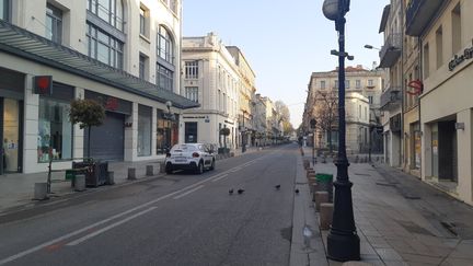 La rue de la République à Avignon, déserte pendant le confinement le 29 mars 2020 au matin. (PHILIPPE PAUPERT / RADIO FRANCE)