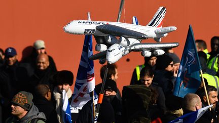 Des employés d'Air France manifestent le 22 février 2018 à Paris (Ile-de-France). (JULIEN MATTIA / NURPHOTO / AFP)