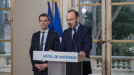 Le Premier ministre, Edouard Philippe, s'exprime à Matignon, à Paris, le 27 février 2020, aux côtés du ministre de la Santé, Olivier Véran. (BIHOREAU MAXIME/SIPA)