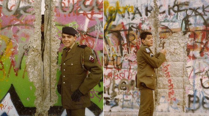 Dans l'après-midi du 10 novembre 1989, David Benaïm pose devant le mur de Berlin, dans lequel une faille laisse entrevoir un soldat est-allemand. (DAVID BENAÏM)