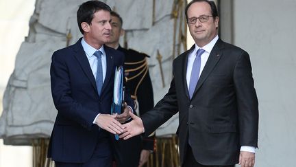 Manuel Valls et François Hollande, sur le perron de l'Elysée, le 2 novembre 2016.&nbsp; (STEPHANE DE SAKUTIN / AFP)