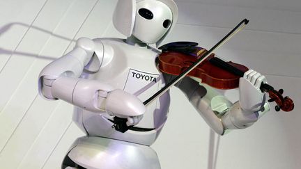 Un robot Toyota joue du violon lors d'une pr&eacute;sentation &agrave; la presse &agrave; Bangkok (Tha&iuml;lande), le 4 janvier 2012. (RUNGROJ YONGRIT / EPA / MAXPPP)