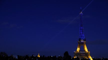 La tour Eiffel, illuminée aux couleurs du drapeau ukrainien,&nbsp;à Paris, le 25 février 2022. (Thomas COEX / AFP)