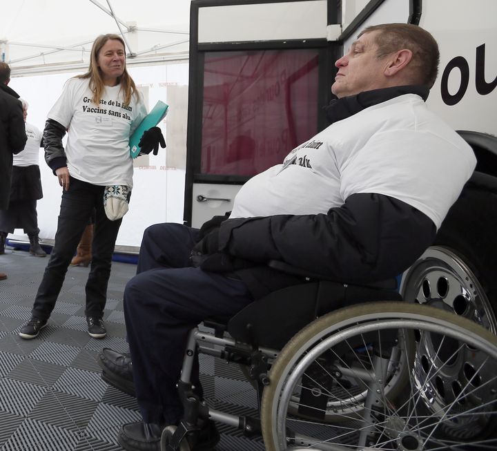 Des patients atteints de&nbsp;la myofasciite &agrave; macrophages, en gr&egrave;ve de la faim, le 27 novembre 2012 &agrave; Paris. (KENZO TRIBOUILLARD / AFP)