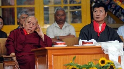 S. R. Lobsang Tenzin (g) et Lobsang Sangay (d) lors de la cérémonie d'investiture à Dharamsala, le 8 août 2011. (AFP - Lobsang Wangyal)