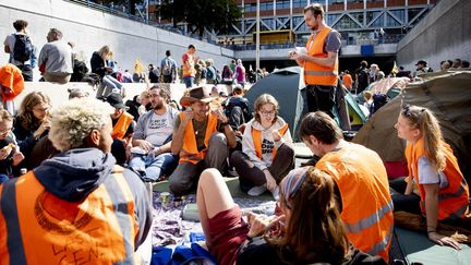 Des sympathisants d'Extinction Rebellion lors d'un blocage de l'autoroute A12, à La Haye (Pays-Bas), le 14 septembre 2024. (SEM VAN DER WAL / ANP MAG / AFP)