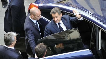 Nicolas Sarkozy entour&eacute; de ses gardes du corps, &agrave; Nice, le 18 octobre 2011 (BRUNO BEBERT / SIPA&nbsp;)