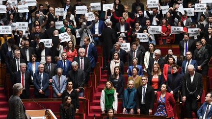 Elisabeth Borne face aux députés de la Nupes lors de l'annonce de l'utilisation de l'article 49.3, jeudi 16 mars 2023, à l'Assemblée nationale. (ALAIN JOCARD / AFP)