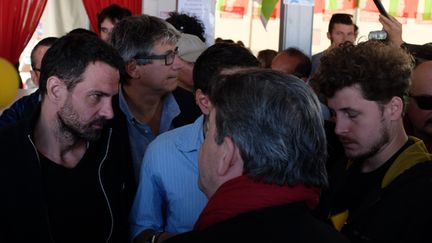 &nbsp; (L'ex trader Jérôme Kerviel (gauche) a été accueilli samedi matin à la fête de l'Humanité par Jean-Luc Mélenchon (de dos) © Radio France / Jean-Marie Porcher)