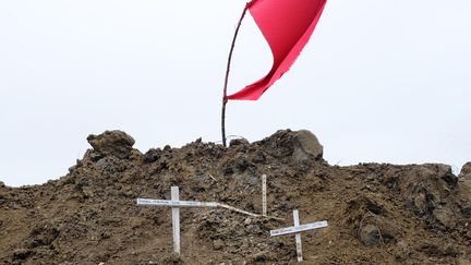 Des croix install&eacute;es par les opposants au barrage de Sivens (Tarn), le 6 novembre 2014,&nbsp;sur le site de la mort de R&eacute;mi Fraisse. (REMY GABALDA / AFP)