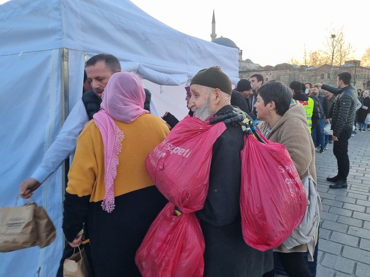 Assommé par la crise économique, le petit peuple d’Istanbul se presse aux distributions de nourriture à l'heure du ramadan, le 28 mars 2023. (MARIE-PIERRE VEROT / RADIO FRANCE)