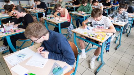 Des lycéens passent l'épreuve anticipée de maths pour le baccalauréat dans un lycée de Rennes (Ille-et-Vilaine), le 11 mai 2022. (MATHIEU PATTIER / MAXPPP)