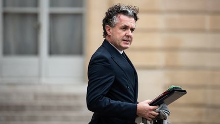 Le ministre de la Transition écologique, Christophe Béchu, quitte l'Elysée, le 13 mars 2024. (ANDREA SAVORANI NERI / NURPHOTO / AFP)