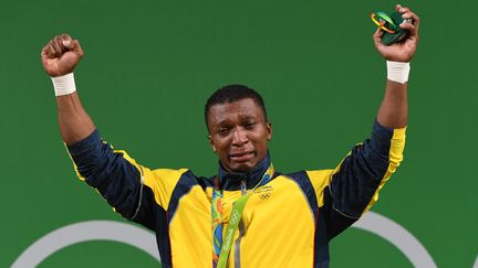 L'haltérophile colombien Oscar Albeiro Figueroa Mosquera fond en larme lors de la remise de sa médaille d'or, dans la catégorie - de 62 kg, aux Jeux de Rio, le 8 août 2016. (GOH CHAI HIN / AFP)