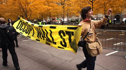 Expuls&eacute;s de Zuccotti park o&ugrave; ils campaient depuis pr&egrave;s de deux mois, les "indign&eacute;s" de New York ont march&eacute; mercredi autour du p&eacute;rim&egrave;tre de s&eacute;curit&eacute; &eacute;tabli par la police.&nbsp; (SPENCER PLATT/GETTY IMAGES NORTH AMERICA/AFP)