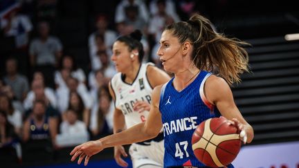 La joueuse de l'équipe de France de basketball Romane Bernies à la LDLC Arena à Decines-Charpieu, le 12 juillet 2024. (MAXIME GRUSS / AFP)