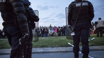 Des opposants au mariage des homosexuels font face aux forces de l'ordre, sur l'esplanade des Invalides &agrave; Paris, le 21 avril 2013. (MAXPPP)