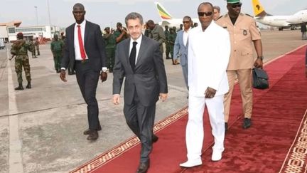 Le tapis rouge a été déroulé pour l'accueil à Conakry de l'ancien président français, Nicolas Sarkozy, le 21 février 2019. (Capture d'écran Youtube)