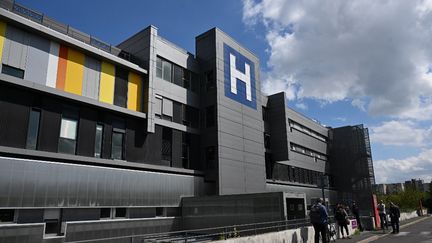 La façade du centre&nbsp;hospitalier sud-francilien de&nbsp;Corbeil-Essonnes (Essonne), le 23 septembre 2022. (EMMANUEL DUNAND / AFP)