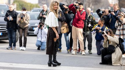 La blogueuse Xenia Van der Woodsen photographiée avant le défilé Prada à la Milan Fashion Week automne-hiver 2022-23, le 24 février 2022 à Milan, en Italie&nbsp; (VALENTINA FRUGIUELE / GETTY IMAGES EUROPE)