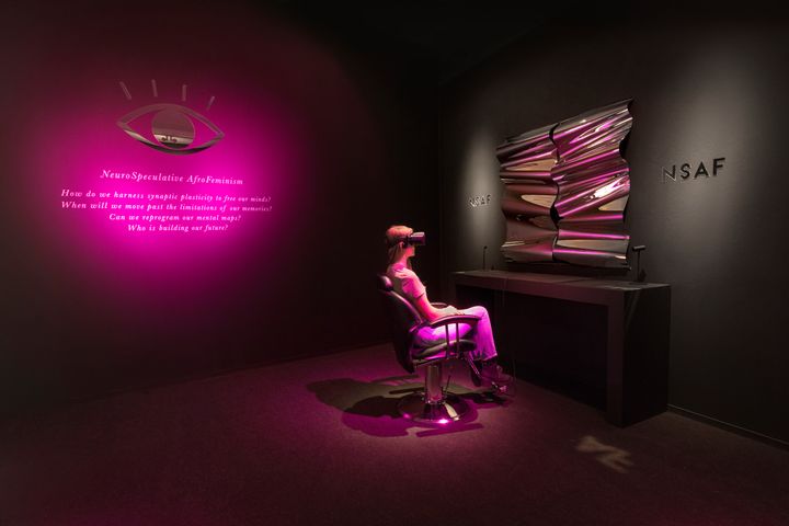 Hyphen-Labs, "Neurospeculative Afrofeminism", 2017. In der Ausstellung: "Computer Grrrls", HMKV im Dortmunder U, 27. Oktober 2018 – 24. Februar 2019, Foto: Hannes Woidich (HMKV (HARTWARE MEDIENKUNSTVEREIN)