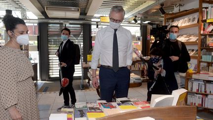 Le ministre de l'Economie Bruno Le Maire dans une librairie de Montreuil le 6 mai 2020 (ERIC PIERMONT / AFP)