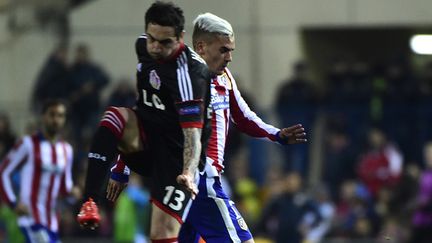 Griezmann (Atletico Madrid) en duel avec Calhanoglou (Bayer Leverkusen)  (PIERRE-PHILIPPE MARCOU / AFP)