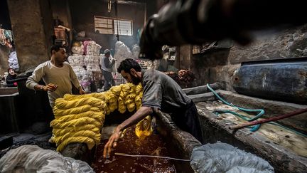 Tous les types de fibres utilisés dans l'industrie textile sont travaillés. Coton, soie, polyester ou laine, n'ont plus aucun secret pour Mohamed Kamel et ses collègues.&nbsp;&nbsp; (KHALED DESOUKI / AFP)