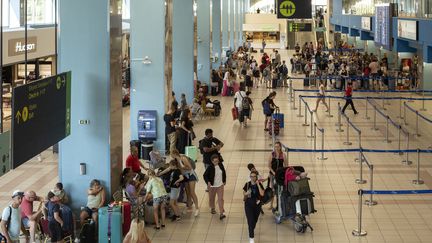 Des touristes attendent leur vol à l'aéroport Diagoras de Rhodes, en Grèce, le 24 juillet 2023. (SOCRATES BALTAGIANNIS / DPA / AFP)