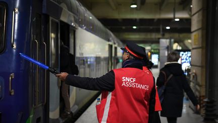 "il faut discuter d'un plan de relance du fret ferroviaire qui a montré toute son utilité pendant la crise&nbsp;et aussi d'un plan de relance du transport de voyageurs",&nbsp;plaide&nbsp;Eric Meyer, secrétaire fédéral Sud Rail. (ALAIN JOCARD / AFP)