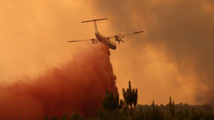 Le 10 août, un&nbsp;dash relâche du retardant&nbsp;sur la commune de Belin-Beliet (Gironde), pour limiter la propagation de l'incendie. Ce produit&nbsp;est&nbsp;chargé en argile, pour qu'il soit plus lourd et tombe plus précisement sur la zone souhaité, ce qui lui donne cette couleur rouge-orangé. (LP / ARNAUD JOURNOIS / MAXPPP)