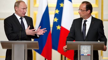 Vladimir Poutine (&agrave; G.)&nbsp;et Fran&ccedil;ois Hollande lors d'une conf&eacute;rence de presse conjointe &agrave; l'Elys&eacute;e &agrave; Paris, le 1er juin 2012. (BERTRAND LANGLOIS / AFP)