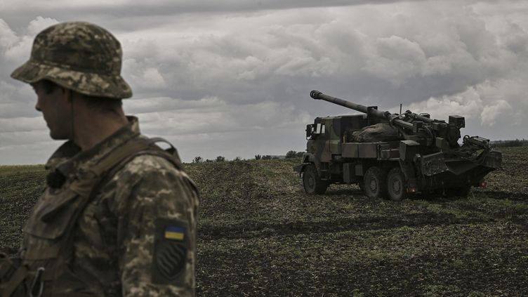 Ukraiński oficer przed francuskim działem carskim w rejonie Donbasu, 15 czerwca 2022 (ARIS MESSINIS / AFP)