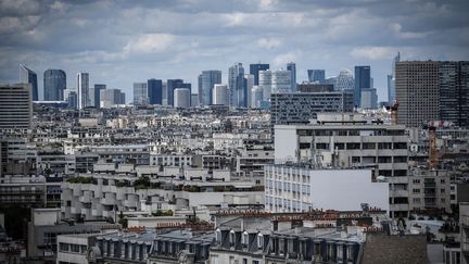 En Ile-de-France, en un an les appartements ont grimpé de près de&nbsp;9%&nbsp;selon Century 21. Une vue de Paris le 15 juin 2020 (photo d'illustration). (STEPHANE DE SAKUTIN / AFP)