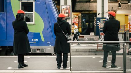 Des employés de la SNCF sur un quai de la gare de Lyon, à Paris, le 13 mai 2020. (KARINE PIERRE / HANS LUCAS / AFP)