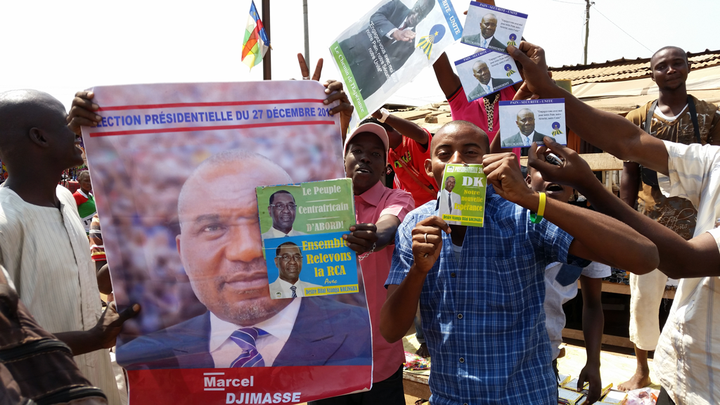 &nbsp; (Dans le quartier PK5 de Bangui, chacun affiche sous soutien à son candidat. © Gilles Gallinaro/Radio France)