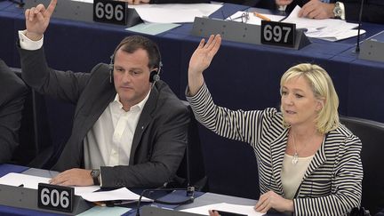 Les eurod&eacute;put&eacute;s FN Louis Aliot et Marine Le Pen participent &agrave; un vote au Parlement europ&eacute;en, &agrave; Strasbourg (Bas-Rhin), le 10 mars 2015. (PATRICK HERTZOG / AFP)