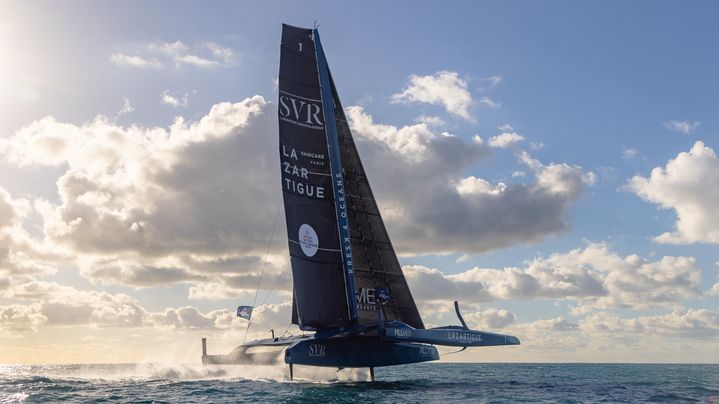 Le trimaran SVR-Lazartigue, ici lors de l'Arkéa Ultime Challenge 2024 avec le foil déployé. (QAPTUR / SVR-LAZARTIGUE)