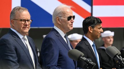 Les dirigeants australien, américain et britannique, Anthony Albanese, Joe Biden et Rishi Sunak, à San Diego (Etats-Unis), le 13 mars 2023. (TAYFUN COSKUN / ANADOLU AGENCY / AFP)