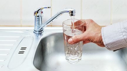 Le groupement Cristaline a &eacute;t&eacute; condamn&eacute;, le 16 avril 2015, pour avoir d&eacute;nigr&eacute; l'eau du robinet dans une pub de 2007. (WLADIMIR BULGAR / SCIENCE PHOTO LIBRARY / GETTY IMAGES)