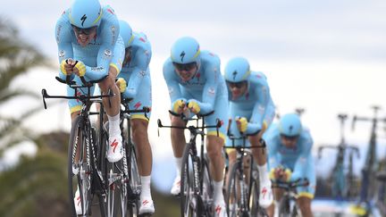 La formation Astana en plein effort (DE WAELE TIM / TDWSPORT SARL)