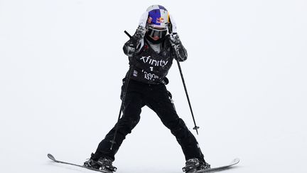 La Française Tess Ledeux après avoir chuté, lors de la finale de slopestyle aux Mondiaux de ski freestyle à Aspen (Etats-Unis), le 13 mars 2021. (SEAN M. HAFFEY / AFP)