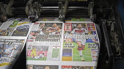 La une du quotidien allemand "Bild" apr&egrave;s la victoire de l'Allemagne lors de la Coupe du monde au Br&eacute;sil, le 14 juillet 2014. (FABIAN BIMMER / REUTERS)